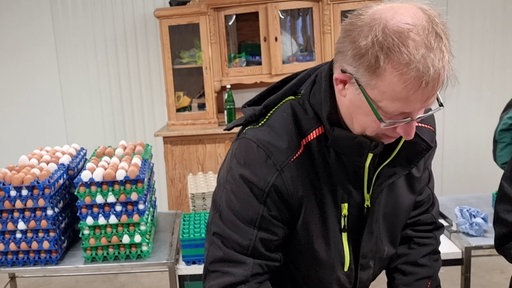 Christoph Köster sortiert Eier