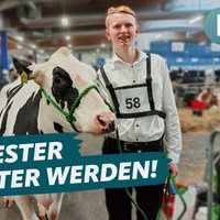 Ein junger Mann hält ein geflecktes Rind an der Hand, er hat ein Schild mit der Wettbewerbsnummer 58 um