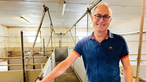 Stefan Lansmann-Niehaus steht in einem alten Schweinestall.