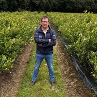 Chris Hensgens auf einem Feld seines landwirtschaftlichen Betriebs im Selfkant