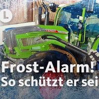Ein Mann mit Winterjacke und Mütze vor einem Trecker, der Text lautet "Frost-Alarm! So schützt er seinen Hof"