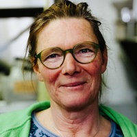 Petra Kaiser, eine Frau mit Brille und zusammengebundenen Haaren, im Portrait