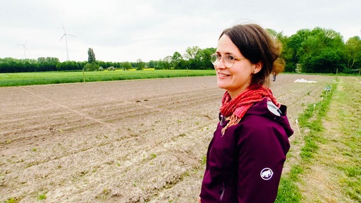 Janina Schmidt steht vor dem Feld für den Mietgarten in Dortmund.