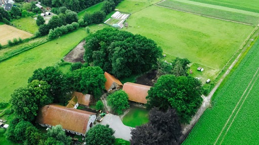 Drohnenaufnahme von Hof und Beet der Familie Kreft.