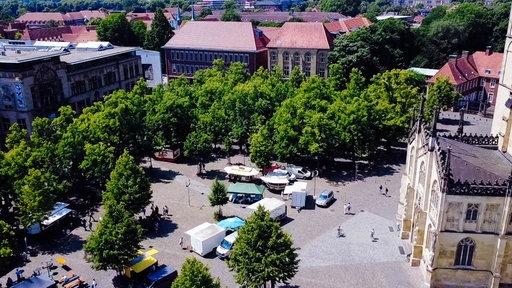 Blick von oben auf den Domplatz mit dem Ökologischen Bauernmarkt.