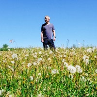 Werner Klemme steht auf seinem Unkraut-Feld.