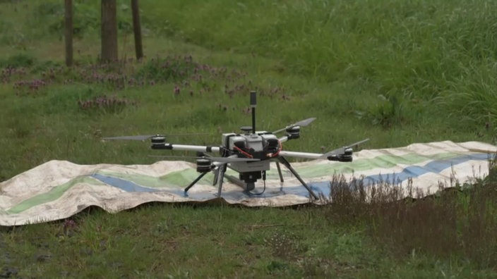 Drohne wird auf einem Feld für die Minensuche vorbereitet.