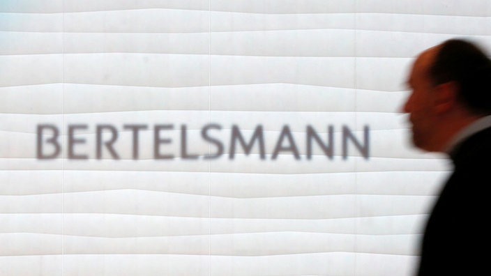 Bertelsmann Logo mit Mensch auf der rechten Seite