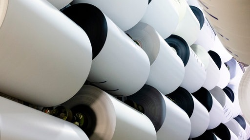 Fertig prouziertes Papier auf Rollen im Lager