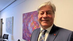 Roland Klein, Chef des Gebäudetechnik-Unternehmens Herbert Heldt aus Dortmund im Anzug und mit Krawatte.