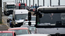 Fahrzeuge stehen auf der Kennedybrücke in der Bonner Innenstadt im Stau. Nach Sperrung der Nordbrücke verdichtet sich der Verkehr in der Innenstadt.