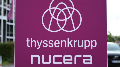 Ein rosanes Logo als Schild, auf dem "Thyssenkrupp Nucera" steht.