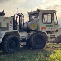 Ein Vibro-Truck steht auf einem Feld vor einem Sonnenuntergang