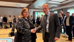 Sigrid Heudorf und Frank Sauerland begrüßen sich