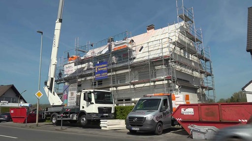 An einem Haus in Gevelsberg wird am Dach gebaut