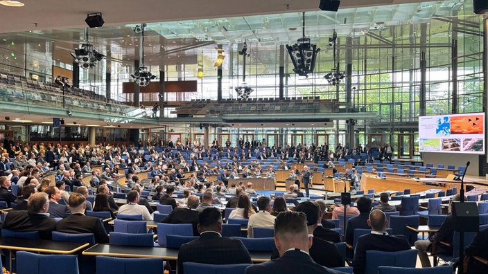 Ein Kongresssaal, der mit vielen Menschen gefüllt ist