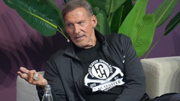 Der Hollywood-Star Ralf Möller im Gespräch auf der Hauptbühne im Stadion