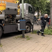 Mann zieht Schlauch für Heizölbefüllung