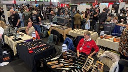 Viele Besucher bei Klingenmesse "Knife" in Solingen