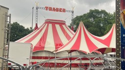 Das rot-weiße Zirkuszelt der Familie Traber.