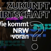 Sprühende Funken und ein Mann mit Arbeitshelm, dazu Schrift: Zukunft Wirtschaft - wie kommt NRW voran? 