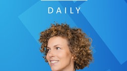 Das Coverbild des Quarks Daily Podcasts mit Host Ina Plodroch.