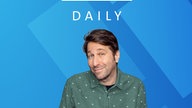 Das Coverbild des Quarks Daily Podcasts mit Host Sebastian Sonntag.