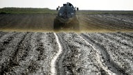 Jauche wird auf Feld verspritzt
