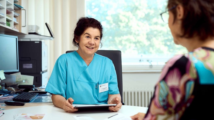 Dr. med. Beatrix Schwalbach in einem Beratungsgespräch