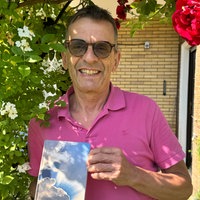 Jürgen Frech mit seinem Buch über Leukämie