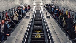 Rolltreppe mit Menschen