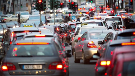 Archiv: Autos stauen sich auf der Straße