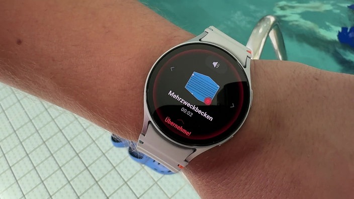 Die Uhr zeigt Alarm im Schwimmbecken