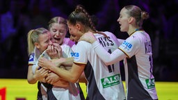 deutsches Frauen Handball Team freut sich bei der WM über Silber