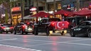 Schwarze Autos haben auf einer Straße gehalten. Eines der Autos hat eine Türkei-Flagge am Kofferauf befestigt.
