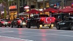 Schwarze Autos haben auf einer Straße gehalten. Eines der Autos hat eine Türkei-Flagge am Kofferauf befestigt.